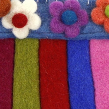 Pochette en laine bouillie colorée et fleurie