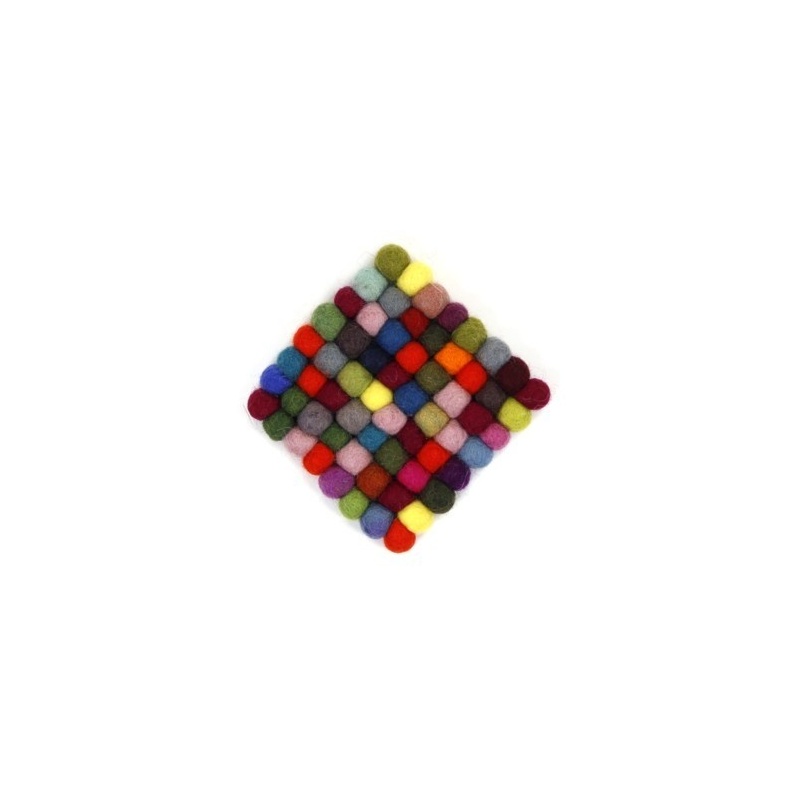 Mini tapis carré en boules de laine colorée Mini tapis carré en boules de laine colorée