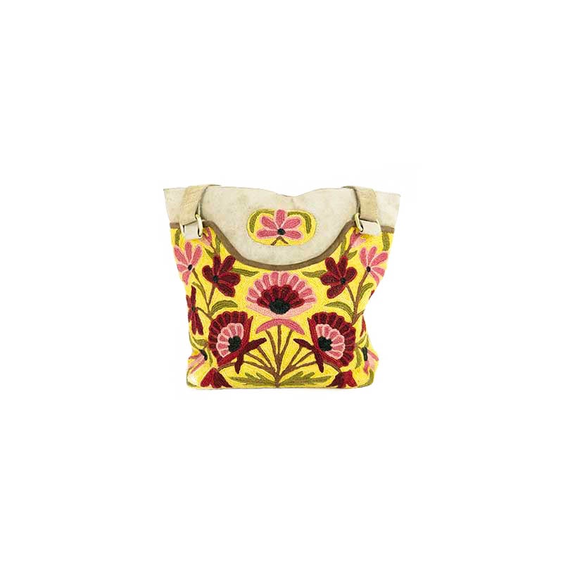 sac à main ou bandoulière en cuir beige et brodé sac à main ou bandoulière en cuir beige et brodé