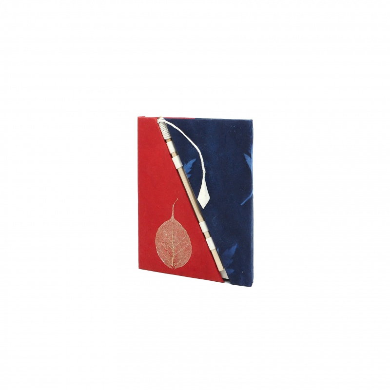 Cahier précieux lokta papier naturel rouge et bleu et feuille de bodhi