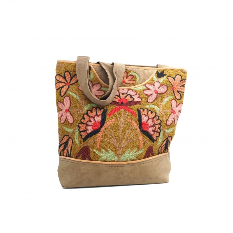 Sac en cuir taupe brodé et fleuri original et unique Sac en cuir taupe brodé et fleuri original et unique