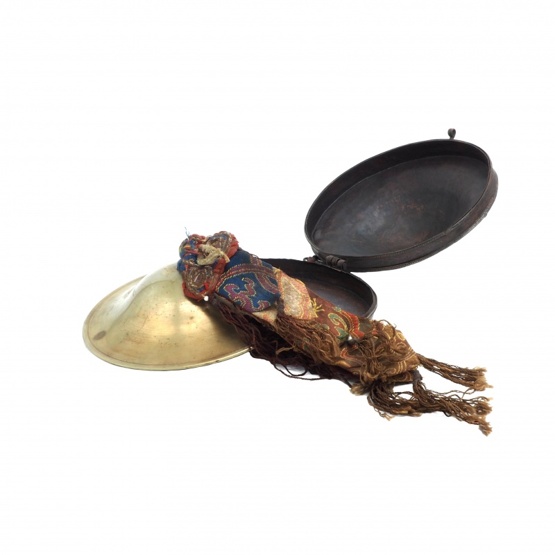 Cloche ancienne tibétaine et son étui Cloche ancienne tibétaine et son étui