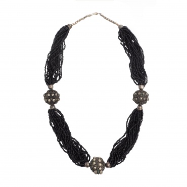 Long Collier népal en perles de verre noires