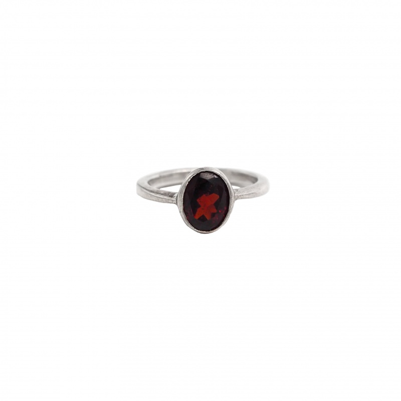 Bague en argent et pierre Grenat taillée Bague en argent et pierre Grenat taillée