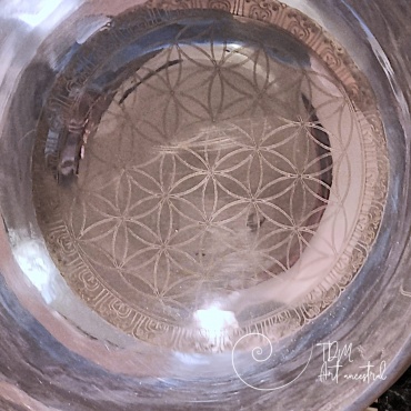 Bol chantant tibétain argenté gravé mantra compassion fleur de vie